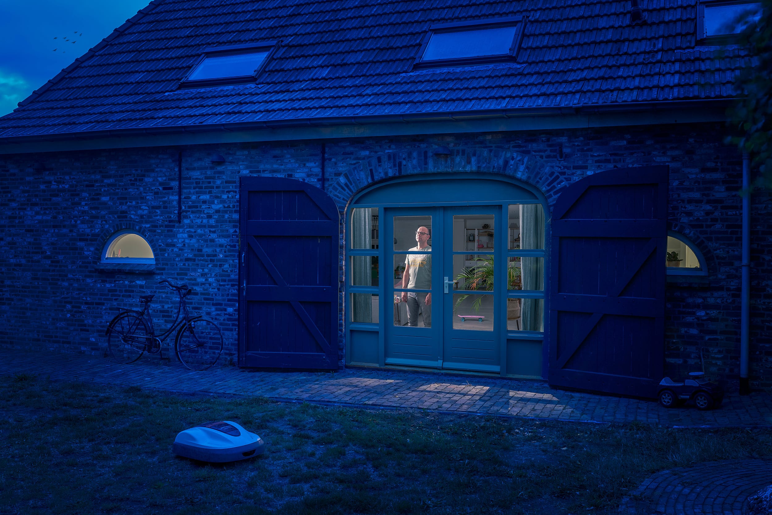 Hendrik standing behind the window of his home during lockdown